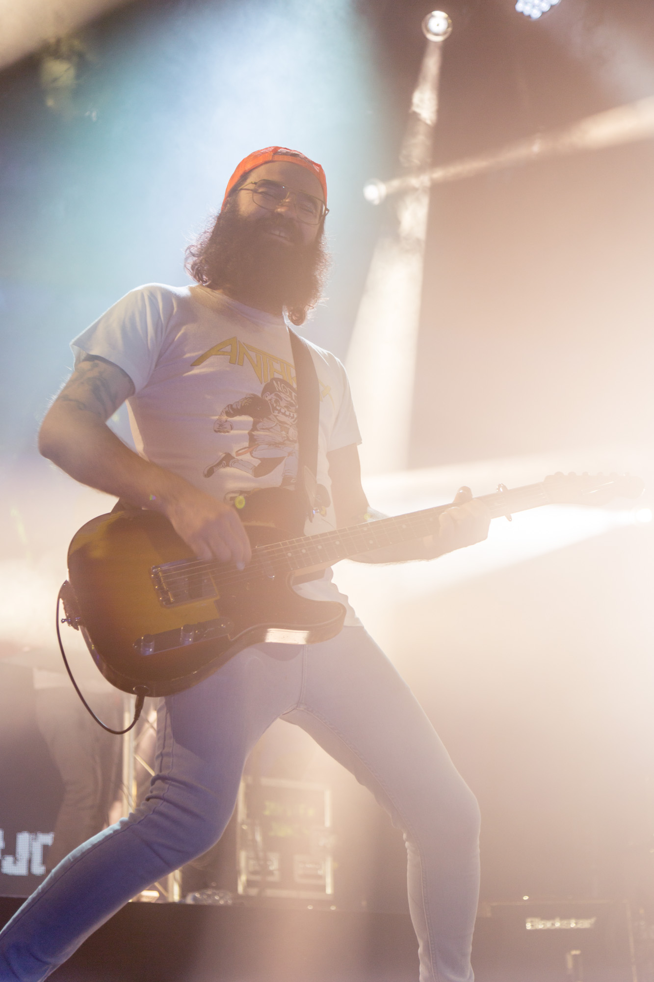 Gitarrist von Jupiter Jones auf der Bühne in gelblichen Lichtsetup