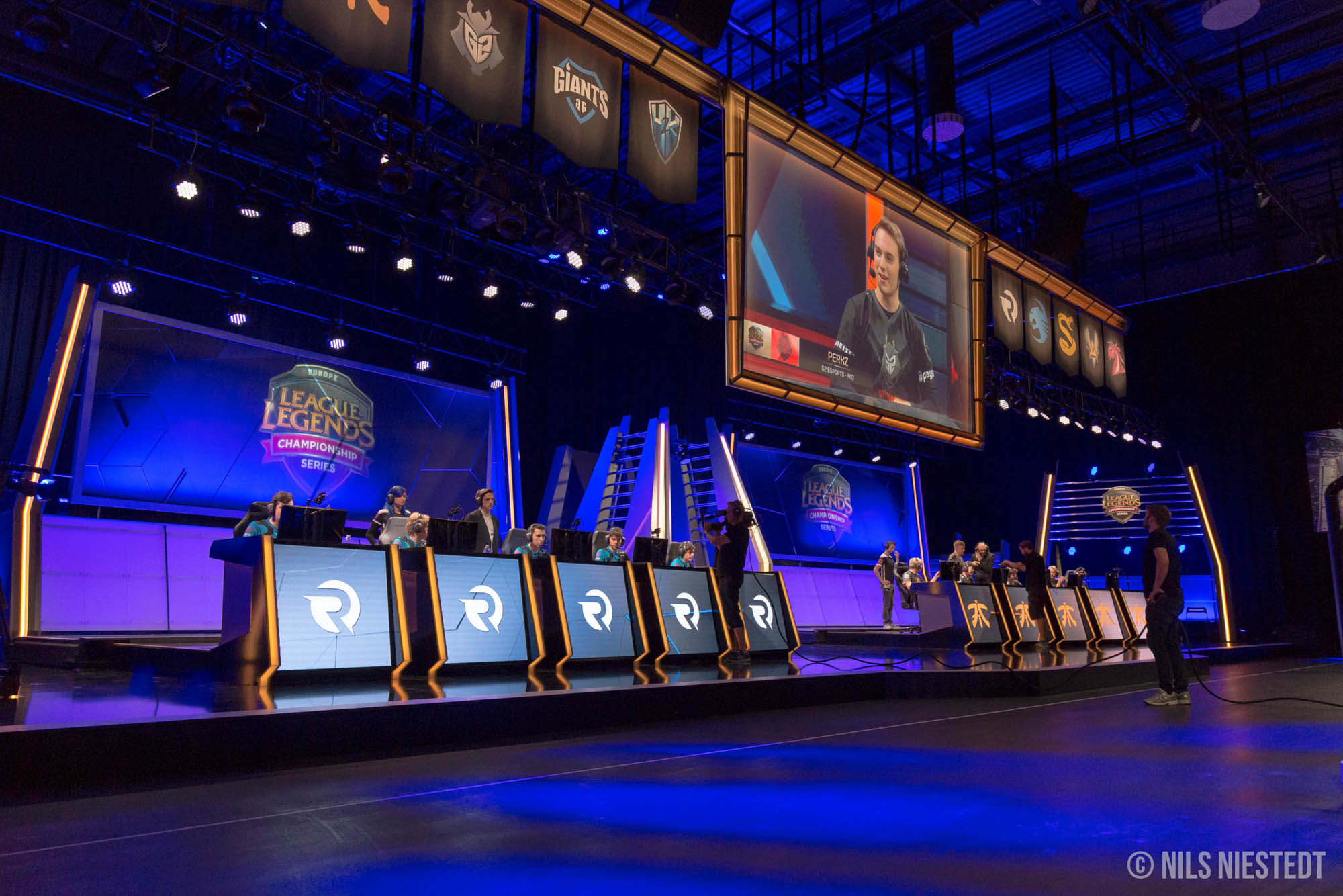 Bühne eines des Onlinespiels League of Legends in orangem Licht