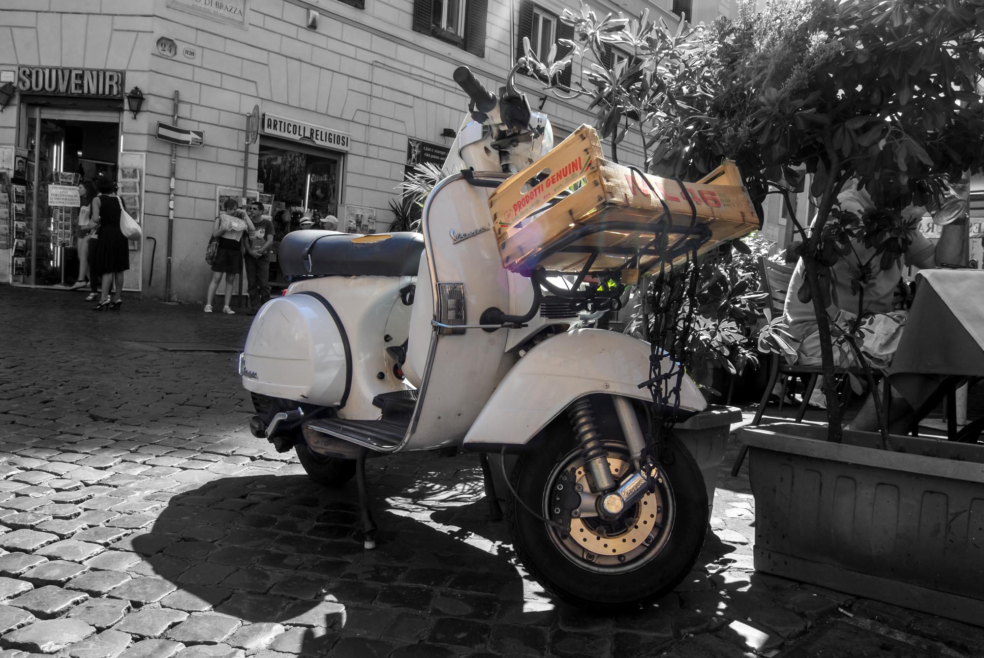 Vespa auf den Straßen Roms mit Obstkorb am Lenker