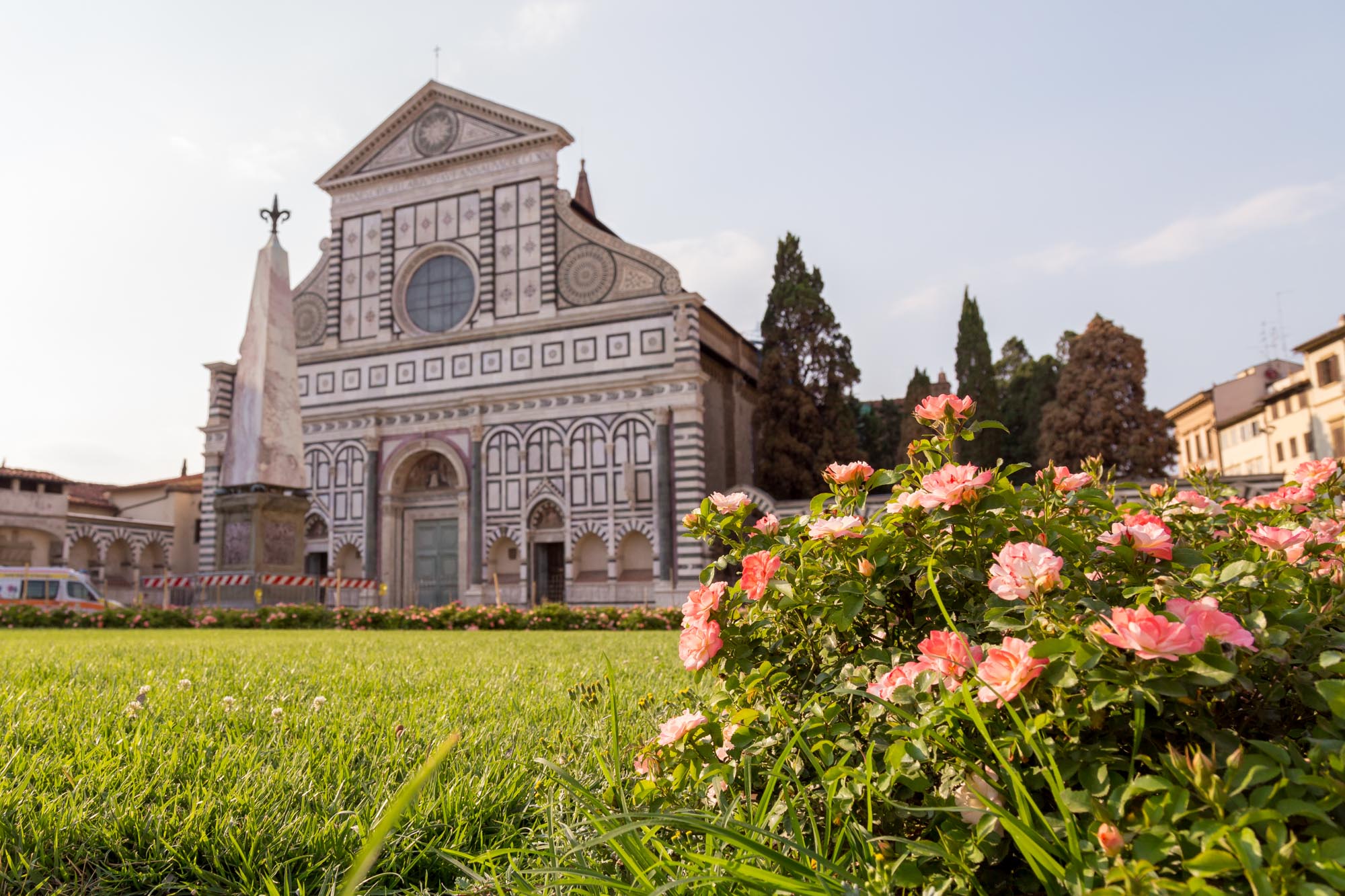 Kirche mit Blumen im Vordergrund in Florenz
