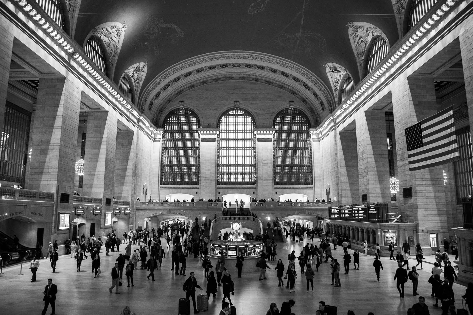 Graustufenbild der eindrucksvollen Halle in der Grand Central Station