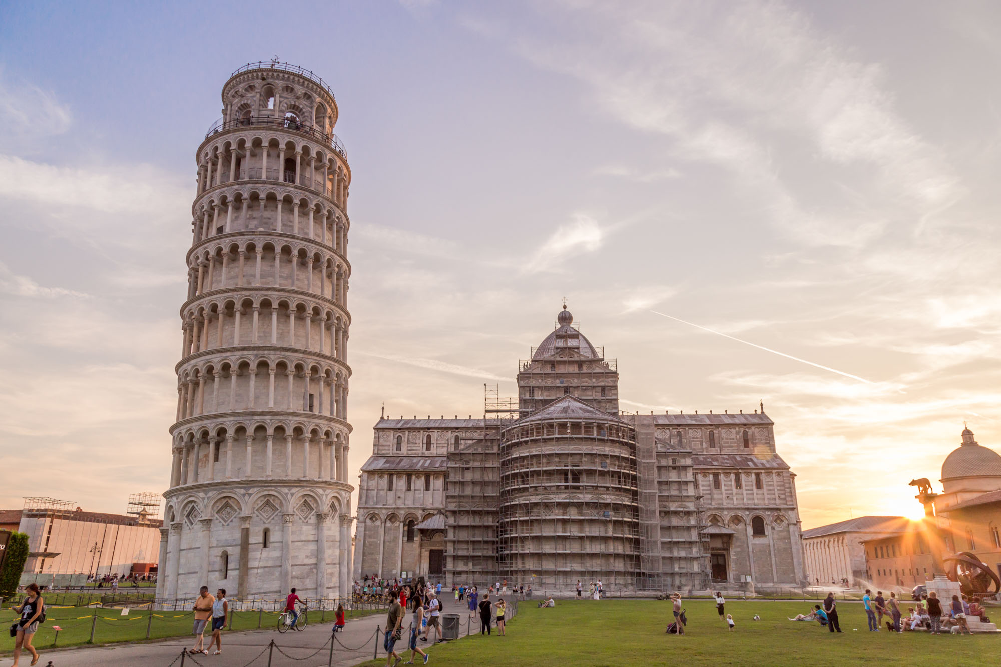 Der schiefe Turm in Pisa bei Sonnenuntergang