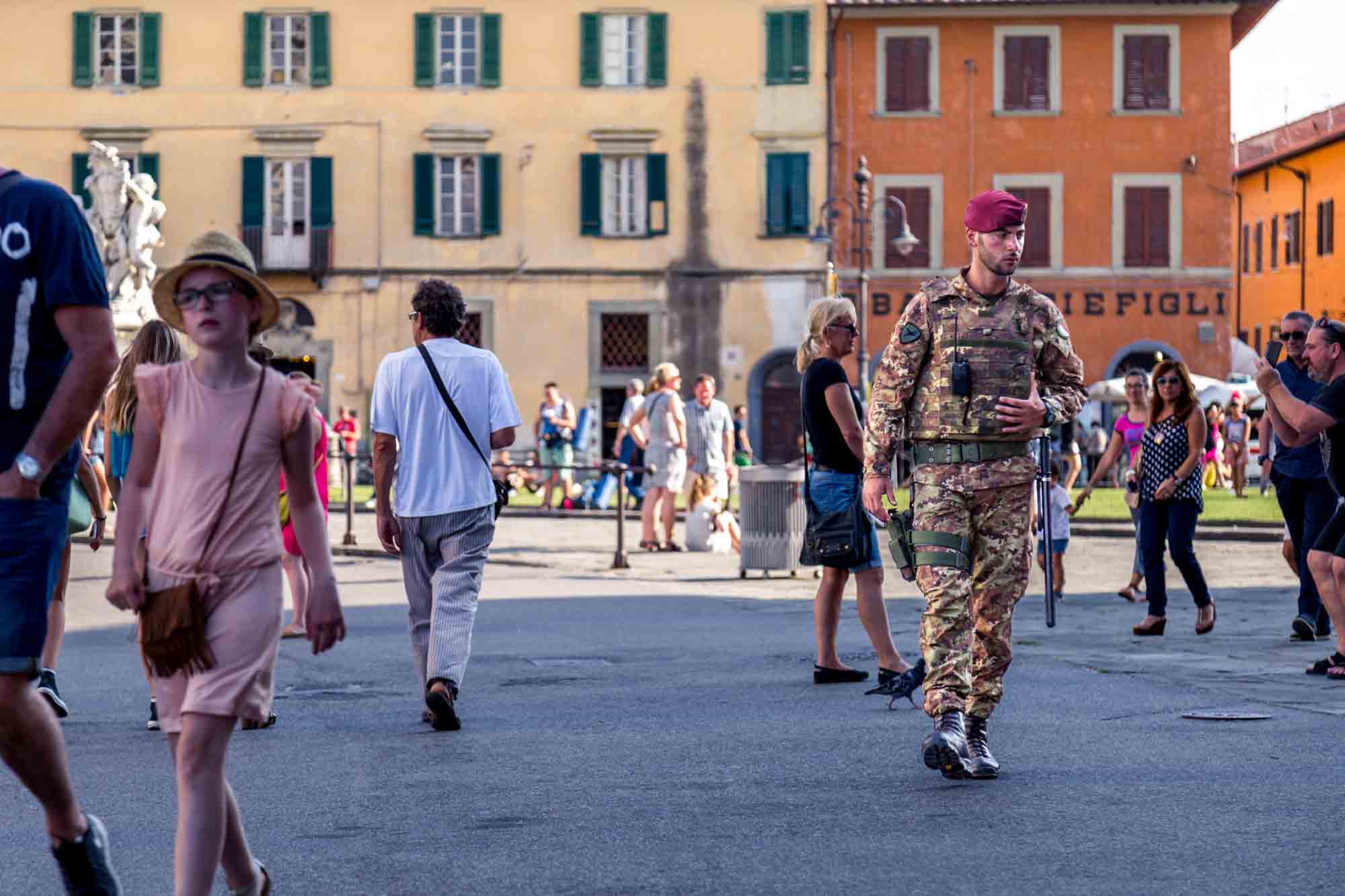 italienischer Soldat/Polizist beim schiefen Turm in Pisa