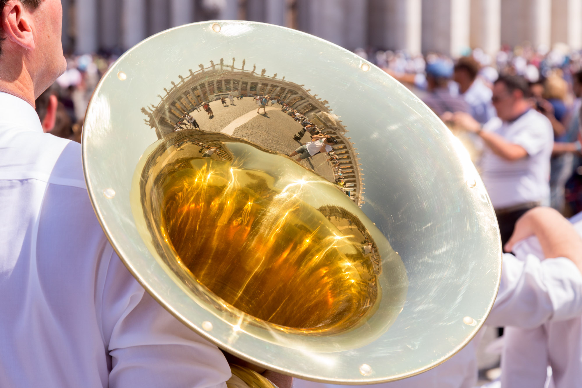 Spiegelung in einem Blasinstrument auf dem Petersplatz in Rom