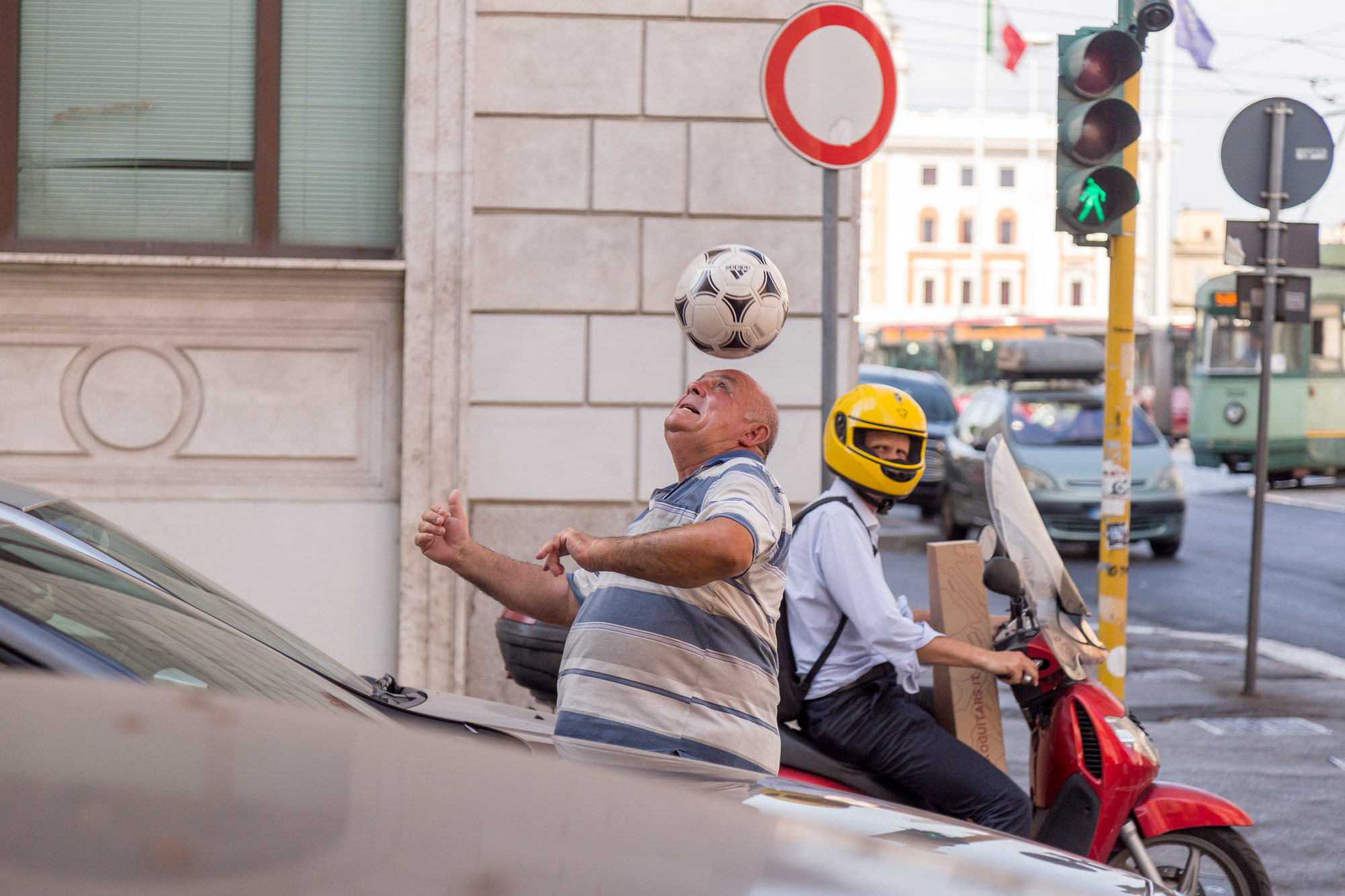 Mann zeigt seine Ballkünste am Fußball mitten auf der Straße