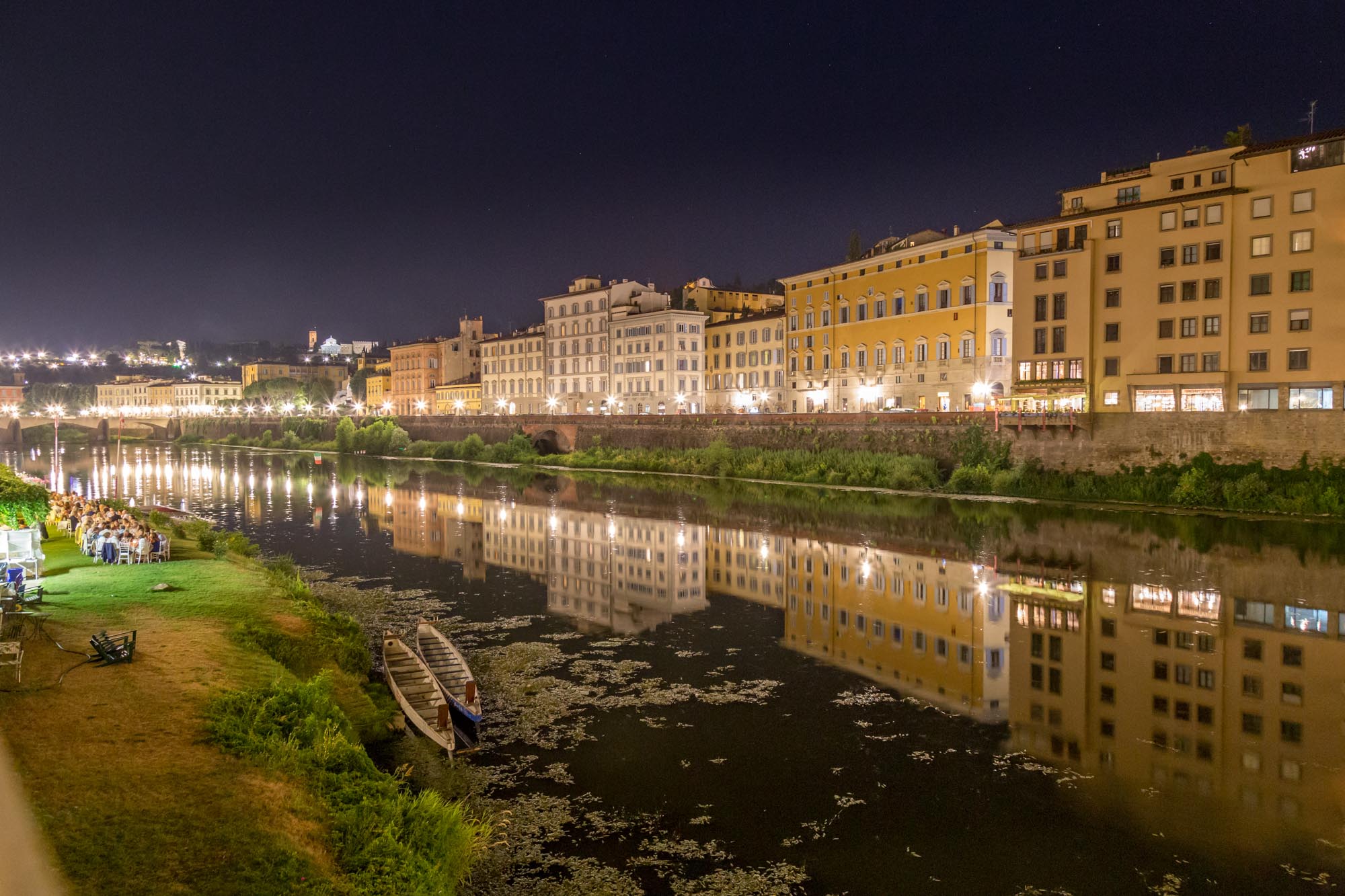 Wasserstraße in Florenz bei Nacht