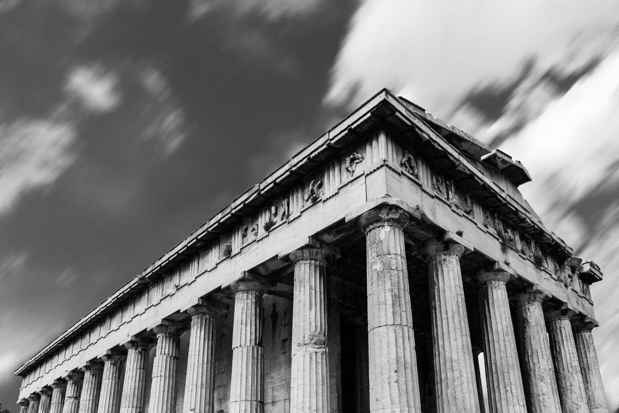 Pantheon in Athen in Graustufen mit dynamischen Wolken