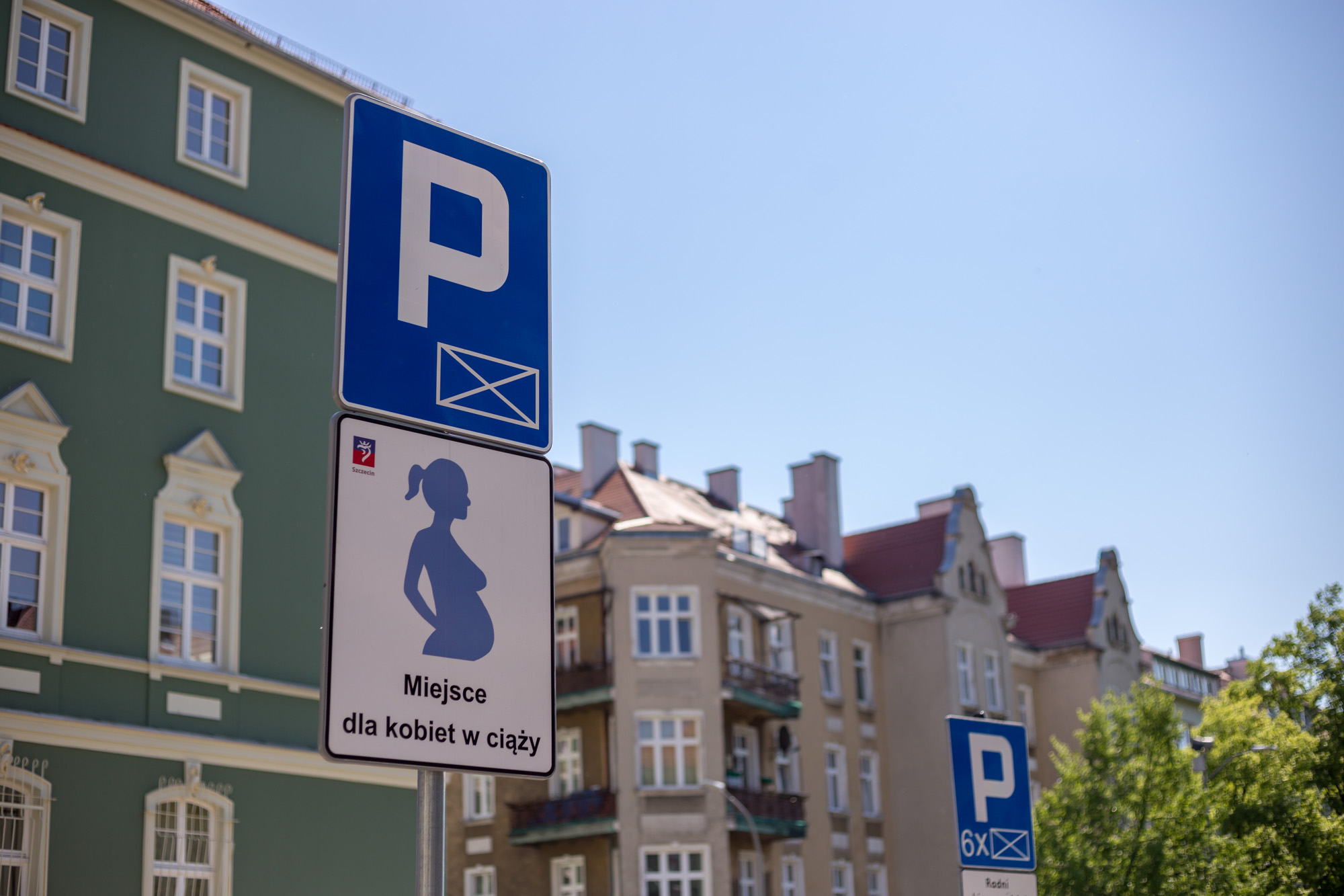 Straßenschild mit schwangerer Frau