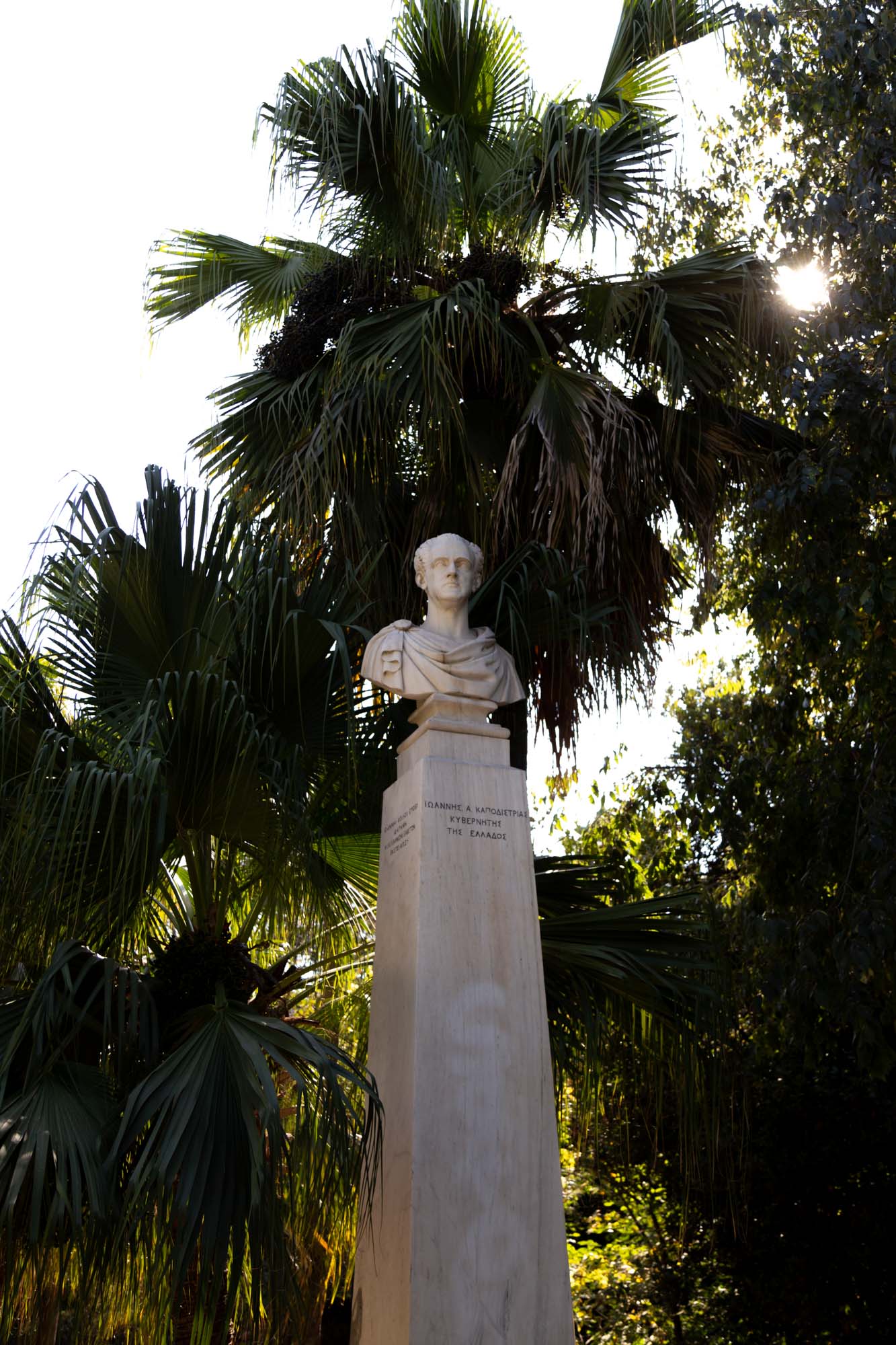 Eine Statue irgendwo in Athen im Gegenlicht