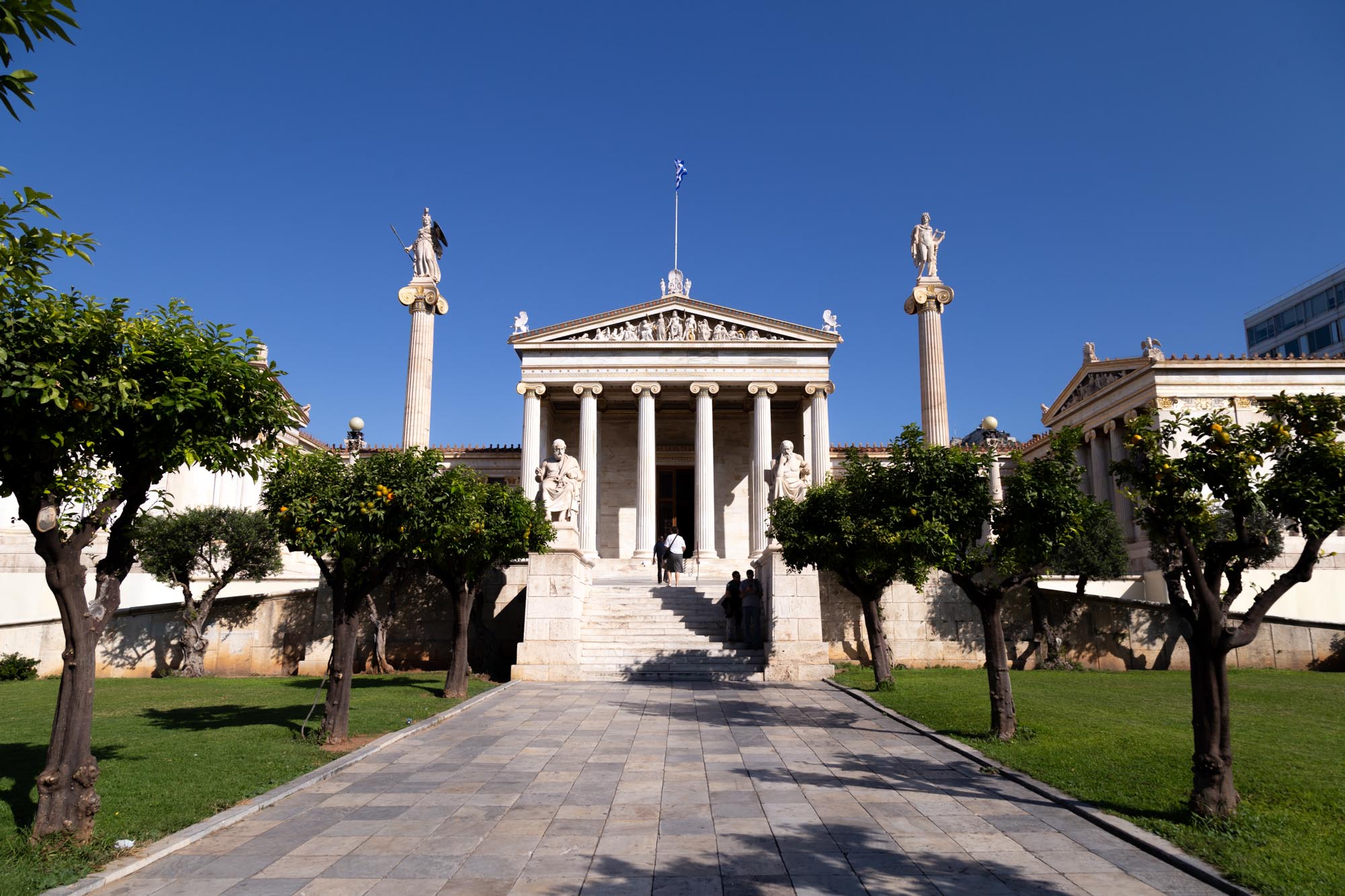 Ein klassisches Gebäude mit einer Zitrusallee in Athen