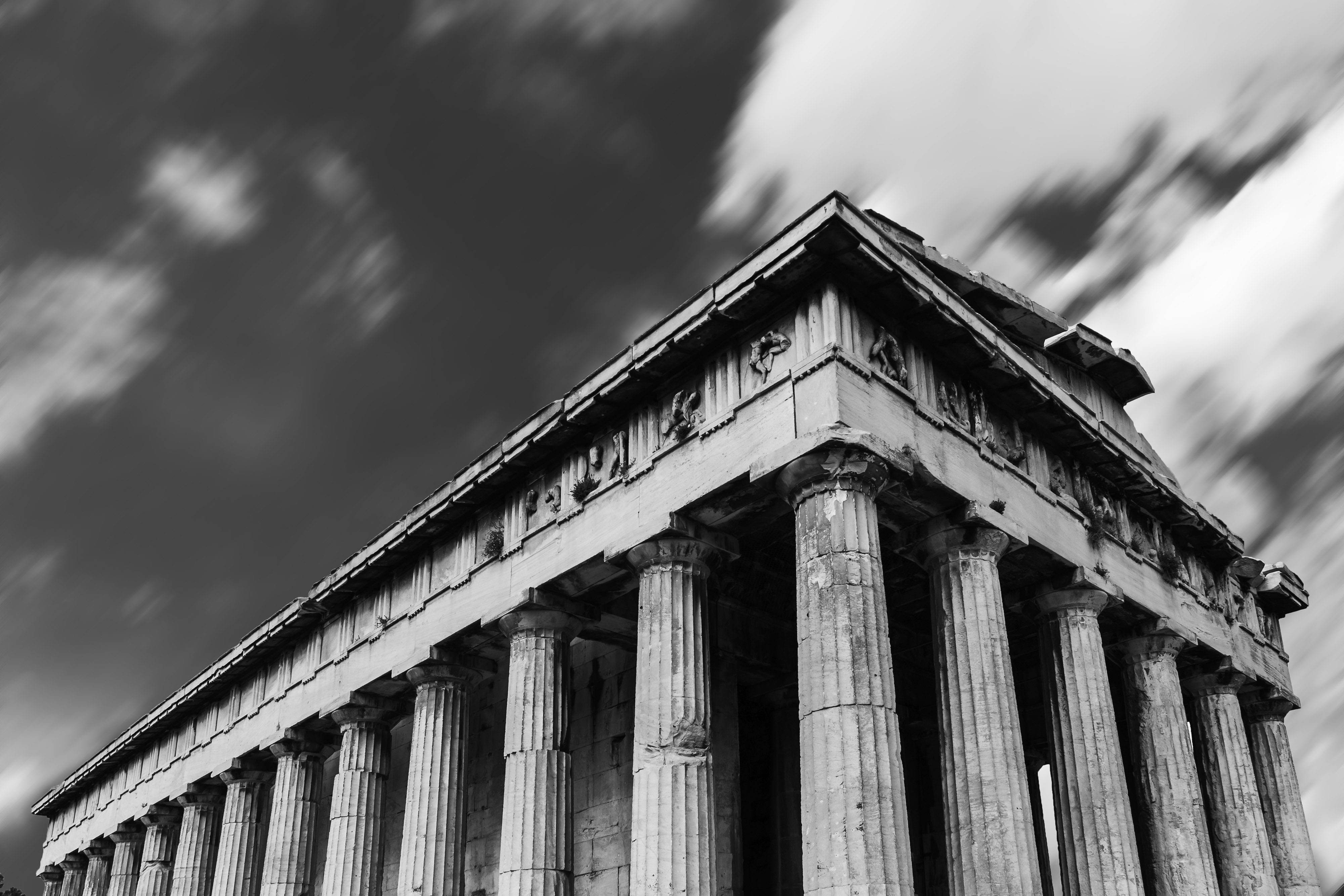 Pantheon in Athen mit dynamischen Wolken in Graustufen